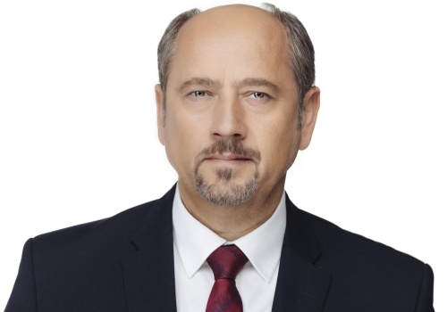 Senator PiS z Podkarpacia stracił prawo jazdy. Jechał za szybko, bo… spieszył się na samolot