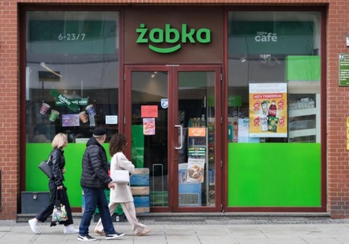 Żabka i jej godziny otwarcia. Ten sklep ratuje wielu zapominalskich w majówkę