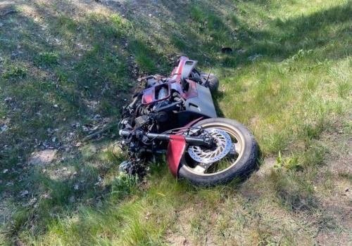 Zderzenie dwóch aut i motocykla. Dwie osoby podróżujące jednośladem trafiły do szpitala