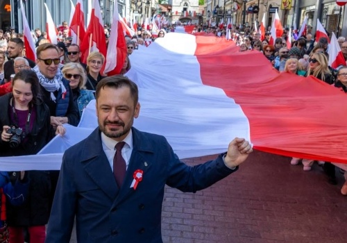 Stumetrowa flaga przeszła przez Kraków. Prezydent Miszalski mówił o wspólnocie, Święcie Pracy i rocznicy wejścia Polski do Unii Europejskiej
