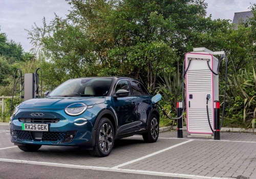Fiat 600e teraz o 1.500 funtów tańszy