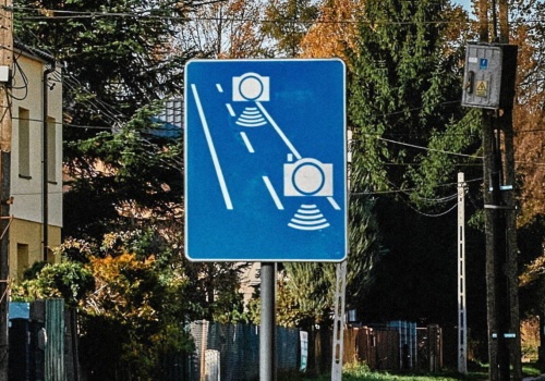 Tak omijają mandaty z odcinkowego pomiaru prędkości. Legalny trik, który oszczędzi portfel
