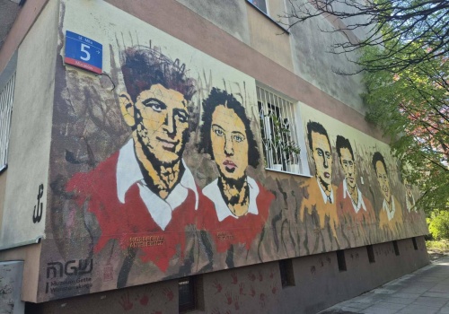 Fotografowała mural przy Miłej. Sąsiadka się wściekła i oblała z okna jej dziecko w wózku