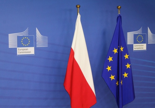 Cła na samochody z UE. Sikorski: To nie jest dobra wiadomość