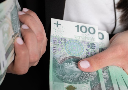 Masz co najmniej 65 lat? 400 zł czeka. Nie sprawdzają emerytury ani innych dochodów