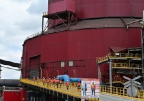 ​Żużel spadł na samochody. Poważna awaria w hucie ArcelorMittal