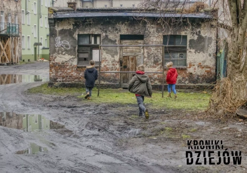 Pamiętasz gumę i klasy? Te zabawy z podwórka wracają do łask!
