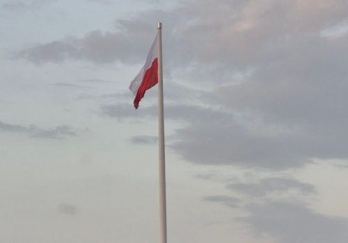Święto Flagi na wsi. Na wielu wiejskich domach spotyka się wywieszone flagi