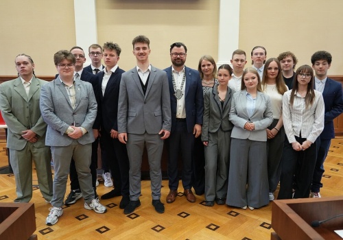 Olsztyn oddaje głos młodym. 16 radnych rozpoczęło nową kadencję