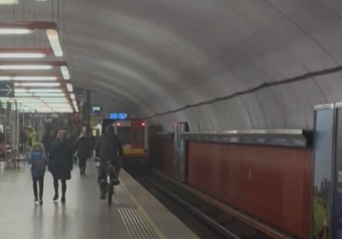 Pędził po stacji metra na rowerze. Regulamin tego zabrania, ale ma to być coraz częstszy widok