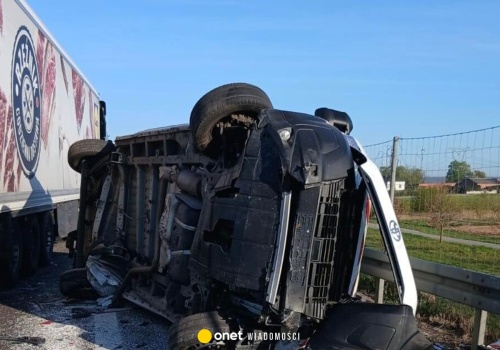 Groźny wypadek na trasie ekspresowej. Policjant trafił do szpitala