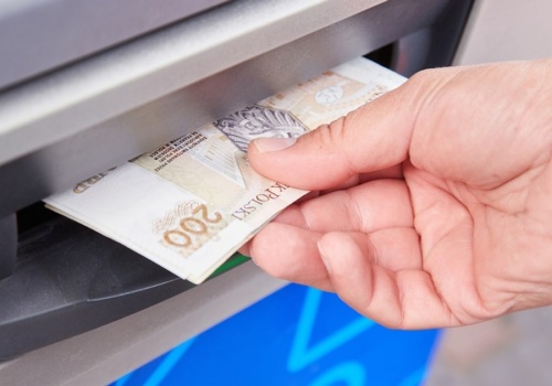 Polacy coraz częściej wycofują gotówkę z banków. Eksperci podają powody