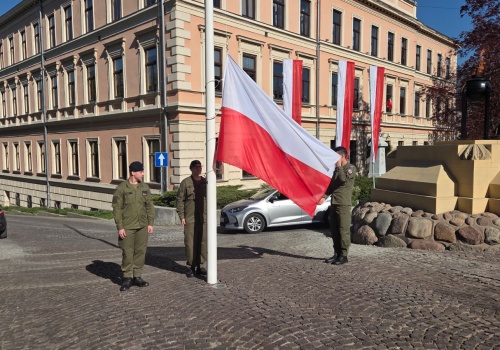 Tarnowianie wzięli udział w uroczystym podniesieniu flagi państwowej