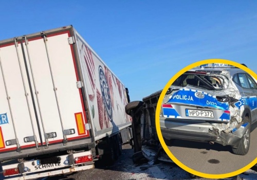 Uszkodzony radiowóz, rozbite auto służby drogowej. Wypadek na S17