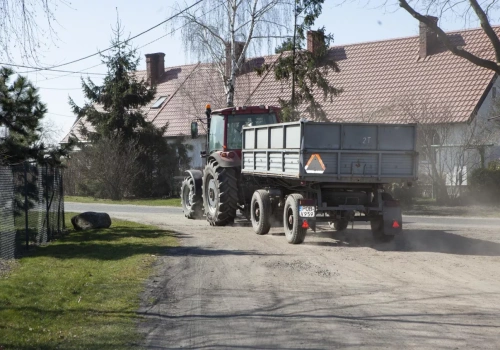 Przewozisz ludzi traktorem? Możesz stracić prawo jazdy