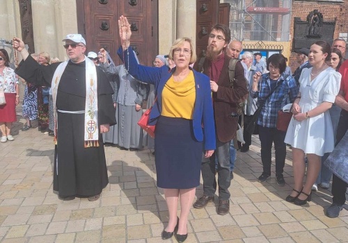 Barbara Nowak rzuca wyzwanie, Kościół i PiS reagują! Jest NOWY, zaskakujący komunika…