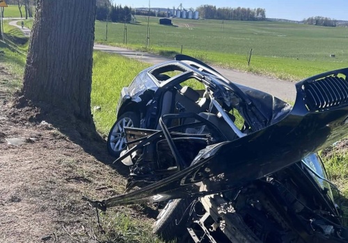Groźny wypadek na Mazurach. BMW uderzyło w drzewo, trzy osoby ciężko ranne