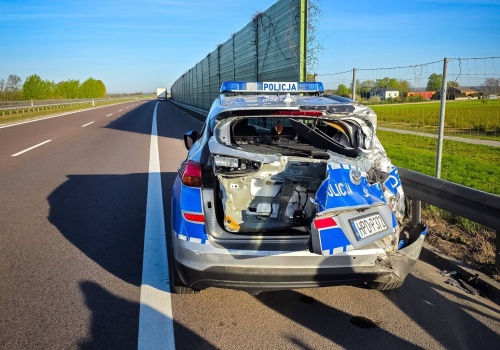 Wypadek na S12. Policjant trafił do szpitala