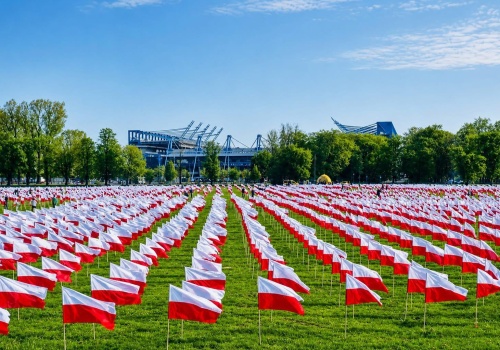 Morze flag na Błoniach. Kontur Polski z tysięcy biało-czerwonych i wspólny hymn z Dodą