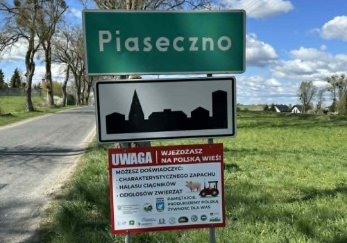 Wjeżdżasz na wieś, licz się z hałasem i zapachem. Nowa tablica w Piasecznie