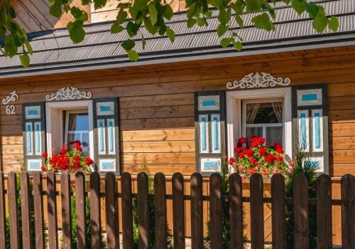Czas się tu zatrzymał. Kraina Otwartych Okiennic to idealny plan na majowy reset