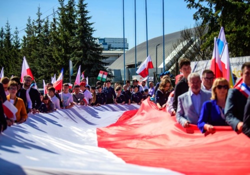 Święto Flagi w Zgierzu. Uroczysty pochód z biało-czerwoną