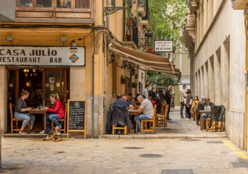Nie napijesz się piwa i kawy w ogródku restauracyjnym. Popularny kraj szykuje zmiany