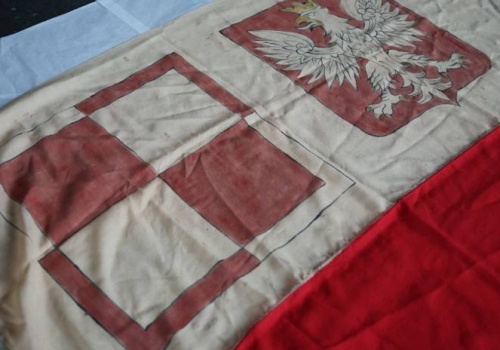 Tę flagę pokazują tylko raz w roku. Wyjątkowy eksponat na Dzień Flagi RP