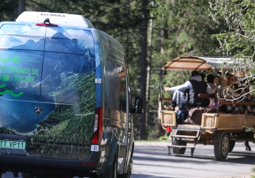 Bus miał wozić turystów do Morskiego Oka. Uległ awarii i utknął na trasie
