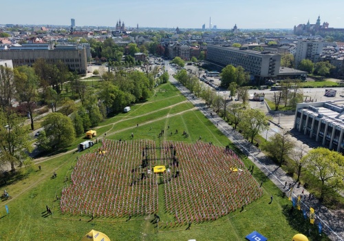 Błonia w biało-czerwonych barwach. 4 tysiące flag ułożonych w mapę Polski