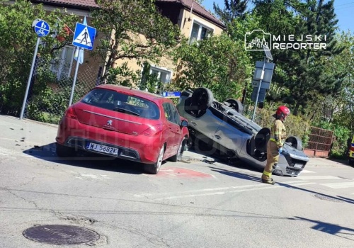 Nie zatrzymała się przed znakiem STOP i doprowadziła do zderzenia. Toyota dachowała