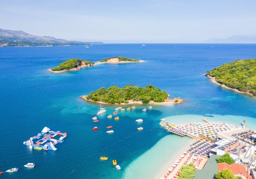 Odkryj najpiękniejszą część Albanii 😍 Loty, noclegi ze śniadaniami w Ksamil i auto za 906 PLN 🏖️🇦🇱