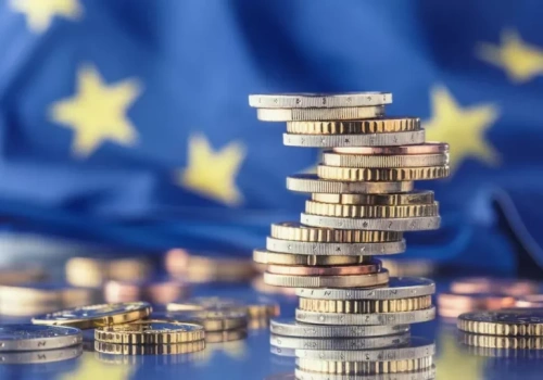 Czy można wpłacić euro w bankomacie? Koszty i limity