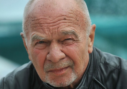 Gdy zakochał się w 24-letniej aktorce, miał 50 lat, a jego syn 26. 
