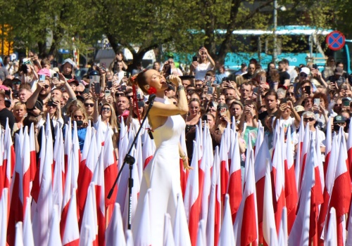 Tłumy na Błoniach. Doda zaśpiewała hymn. Rozdawano flagi