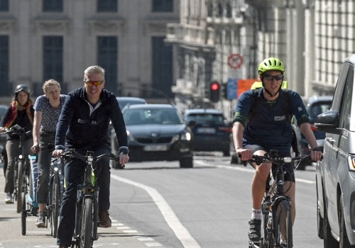 Czy rowerzysta może jechać ulicą, jeśli obok jest ścieżka rowerowa?