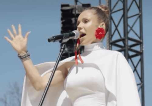 Doda zaśpiewała hymn na Krakowskich Błoniach. Fani nie mogli milczeć. 