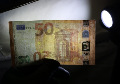 Akcja ABW pod Warszawą! Zlikwidowano linię produkcyjną fałszywych banknotów. Zabezpieczono materiały, które pozwoliłyby wytworzenie falsyfikatów o wartości 360 mln EURO