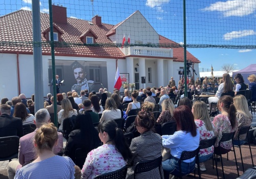Znany pułkownik wyjechał stąd na wojnę. Teraz został patronem szkoły