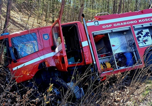 Tragiczny wypadek pod Kościerzyną. Auto zderzyło się z wozem strażackim, jedna osoba nie żyje