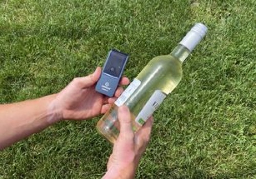 Wino bezalkoholowe kontra alkomat. Sprawdziłem, co wskaże urządzenie po wypiciu butelki