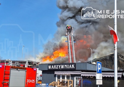 Płonie sklep Top Market. Budynek cały objęty jest ogniem. Trwa akcja gaśnicza