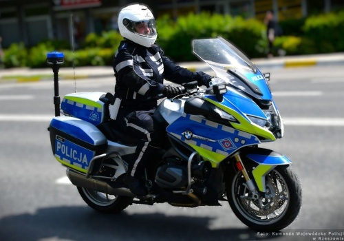 Dramatyczny pościg za kierowcą BMW. Policyjny motocykl uderzył w przypadkową pieszą