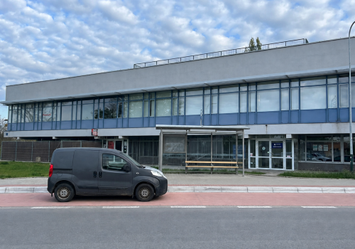 Autobus nie dojechał. Zatoki zamieniły się w parkingi na Osiedlu Akademickimt