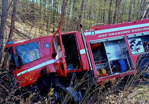 Jedna osoba nie żyje, auto strażaków w rowie. Poważny wypadek w majówkę