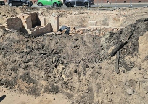 Archeolodzy kontynuują prace wokół dawnego kina Milenium w Słupsku. Co znaleźli?