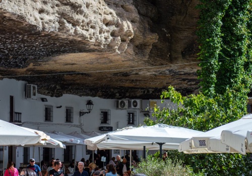 Tutaj mieszkańcy żyją pod skałami. Andaluzyjski cud natury i architektury