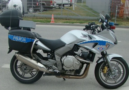 Pościg za BMW na Podkarpaciu. Policjant wjechał w kobietę na łące