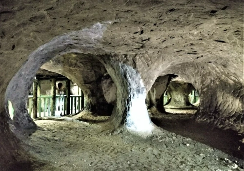 Nieoczywiste atrakcje na jednodniową wycieczkę. Groty, skansen i źródła czekają