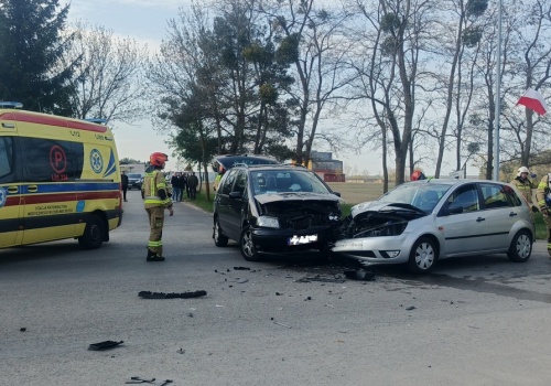Zderzenie Seata z Fordem w Hańsku. Dwie osoby trafiły do szpitala